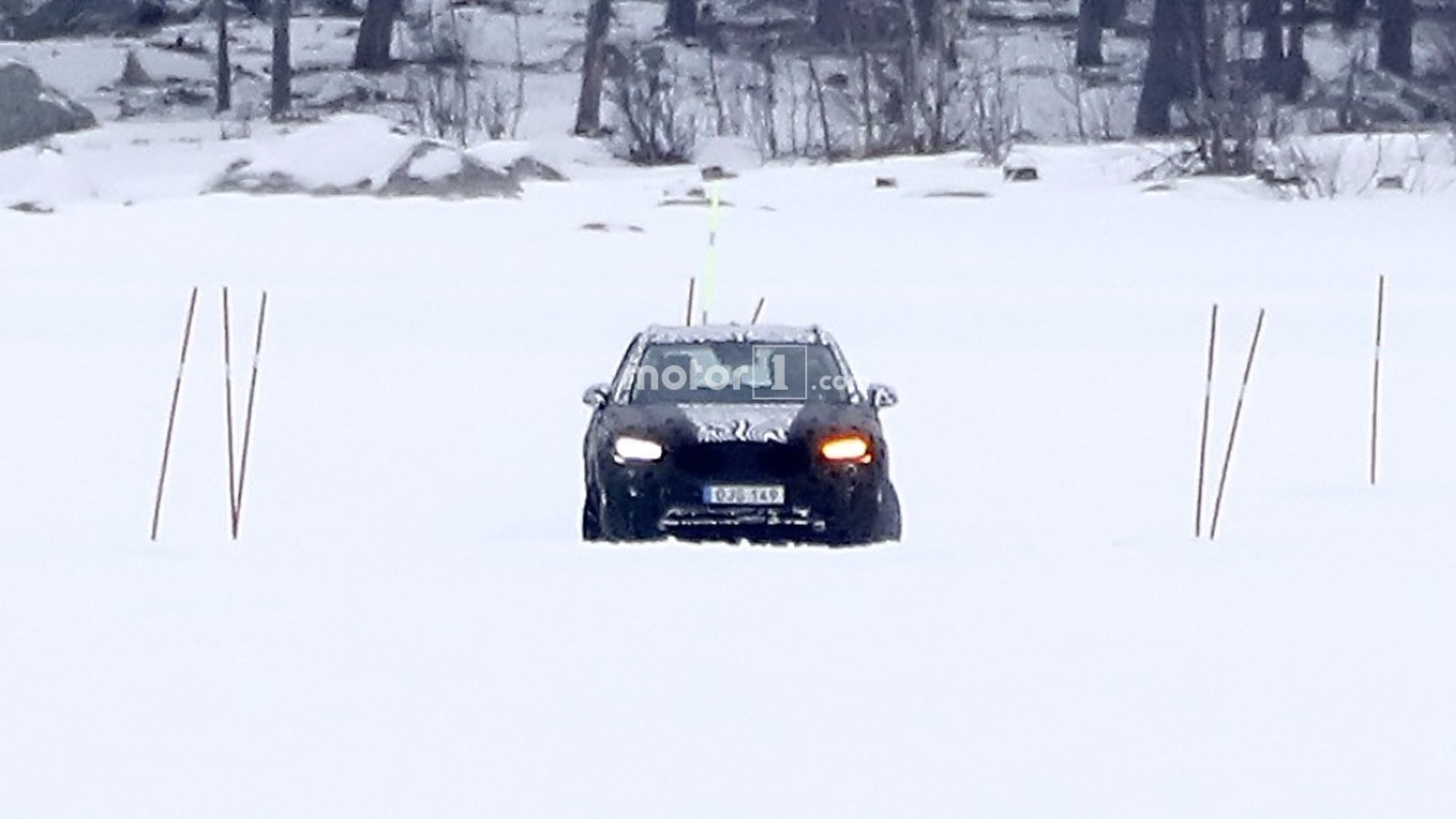 2018-volvo-xc40-spy-photo.jpg