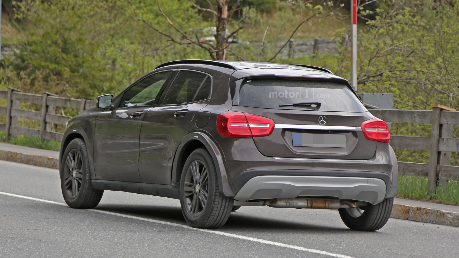 possible-mercedes-glb-spy-photo.jpg