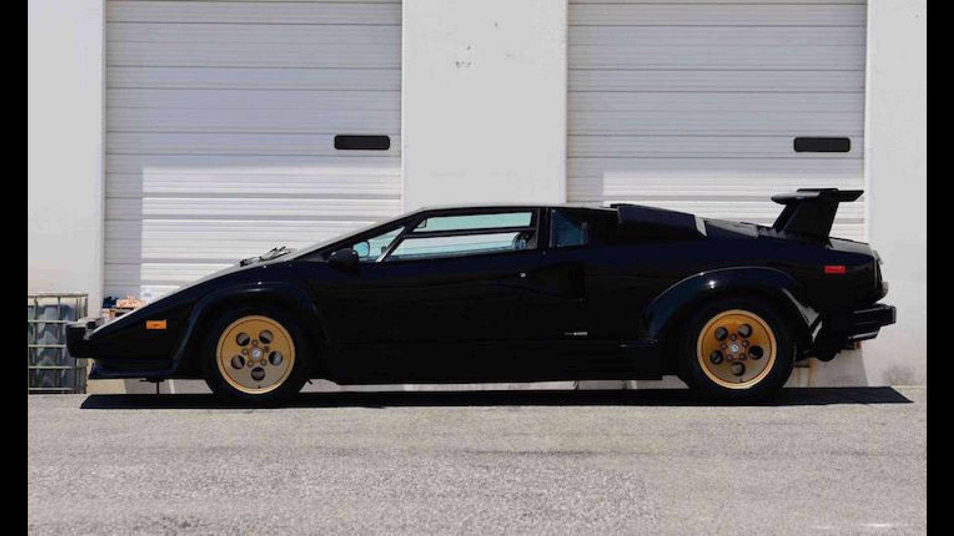 This Lamborghini Countach Has Less Than 10,000 Miles To ...
