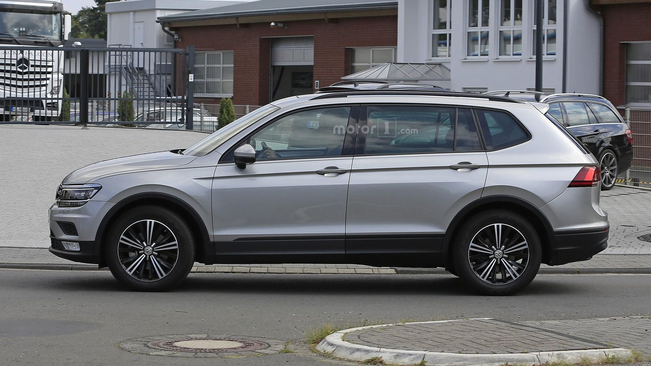 2017-volkswagen-tiguan-lwb-spy-photo.jpg
